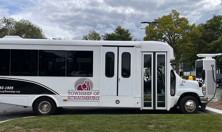 Autobus électrique de transport adapté du Township de Schaumburg à une borne de recharge